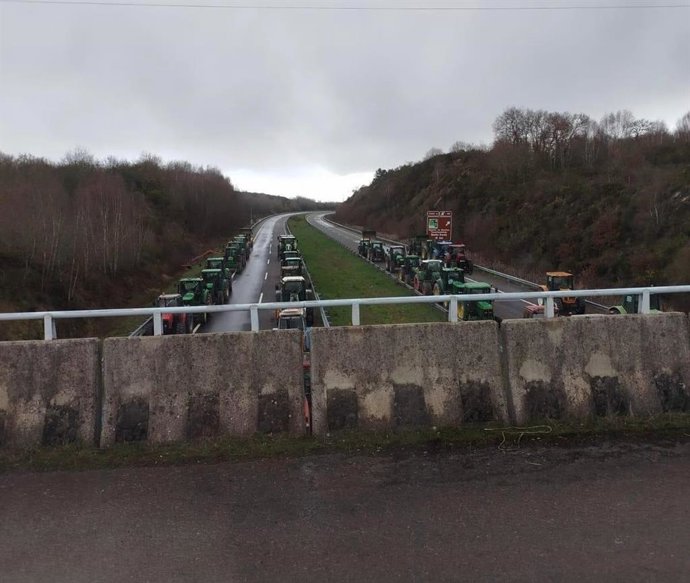 Tractores en la A-52, en Xinzo de Limia (Ourense).