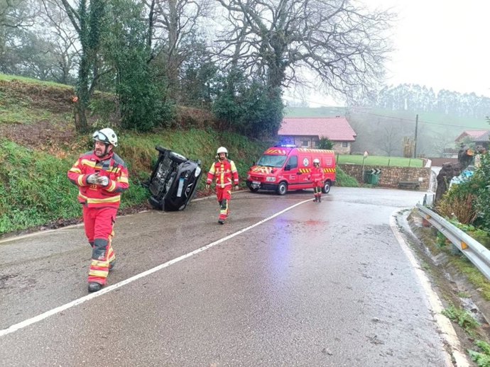 Vuelca un coche entre Cayón y Esles y la conductora acude al hospital por sus medios