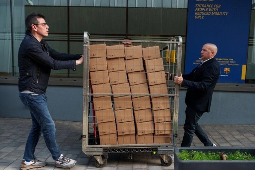 Trabajadores del FC Barcelona con papeletas para las firmas que deben recoger los precandidatos a la presidencia del FC Barcelona