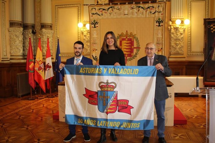 La concejala de Turismo, Eventos y Marca Ciudad, Blanca Jiménez; el presidente de la Federación de Casas Regionales y Provinciales en CyL, José Luis Bellido, y el presidente del Centro Asturiano, Alfonso Verdeja, en la presentación del programa.