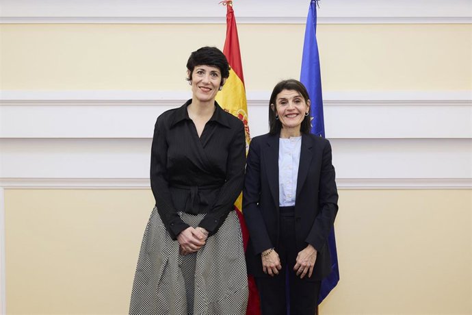 La consejera de Bienestar, Juventud y Reto Demográfico, Nerea Melgosa (dcha), y la ministra de Inclusión, Seguridad Social y Migraciones de España, Elma Saiz