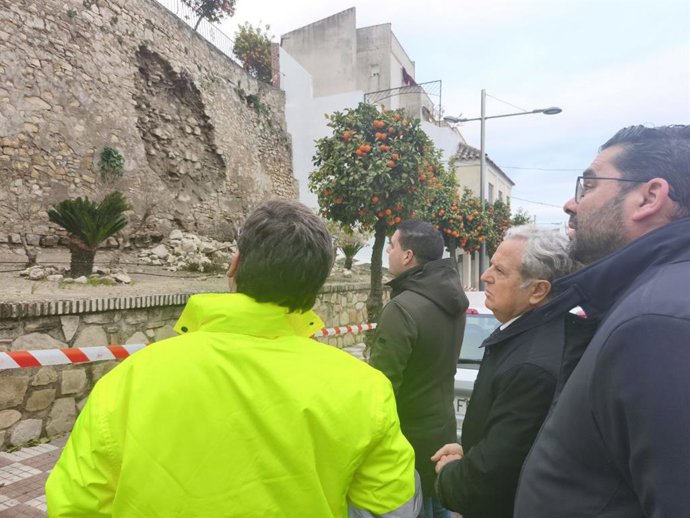 Fuentes (2º dcha) y Santos (dcha.) observan el desprendimiento en el muro de contención de la calle Cervantes de Espejo.