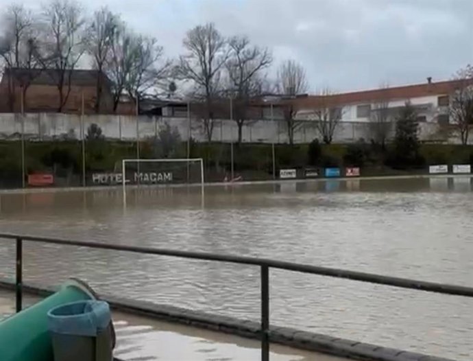 El campo de fútbol de El Carpio ha quedado anegado por el temporal.
