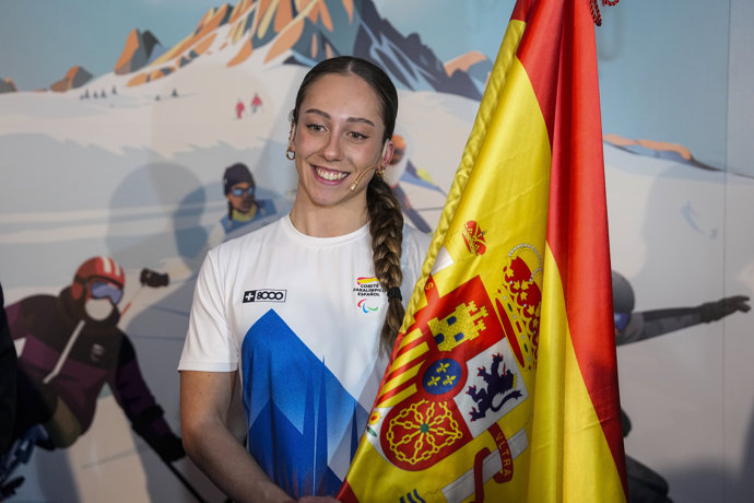 Audrey Pascual posa con la bandera tras ser nombrada abanderada de la Ceremonia de Inauguración de los Juegos Paralímpicos  de Invierno de Milán y Cortina d'Ampezzo de 2026