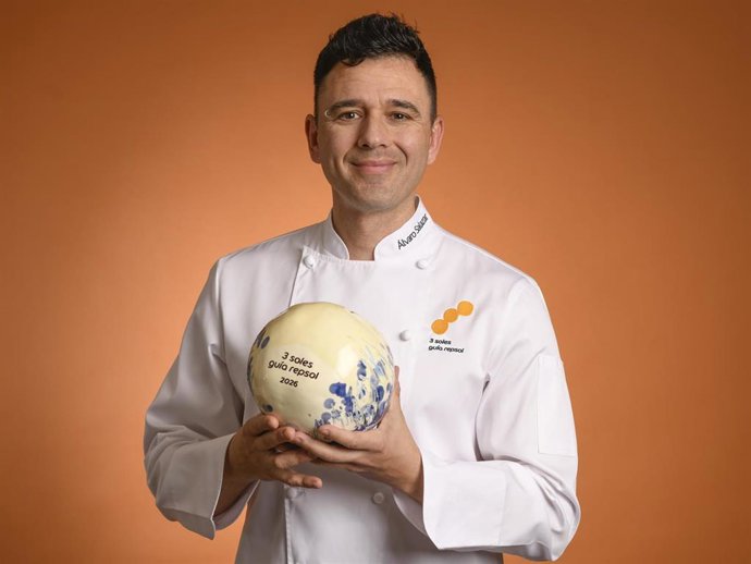 El chef del restaurante Voro de Capdepera, Álvaro Salazar, reconocido con tres Soles de la Guía Repsol.