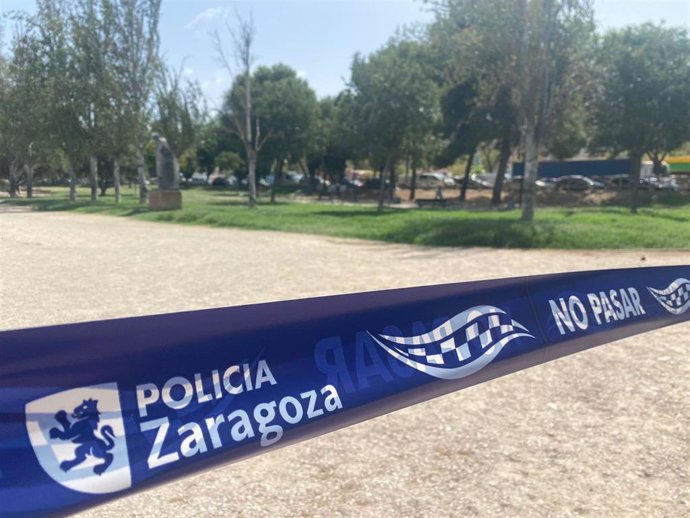 Zona acotada por la Policía Local debido a la crecida del Ebro