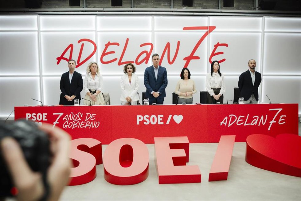 Archivo - El secretario adjunto de Organización y Transparencia del PSOE, Borja Cabezón, junto al presidente del Gobierno, Pedro Sánchez, entre otros, en la sede del PSOE a 9 de octubre de 2025, en Madrid (España).