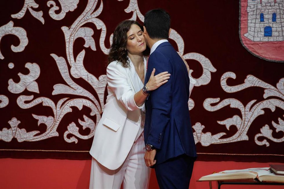 Archivo - Imagen de recurso de la presidenta de la Comunidad de Madrid, Isabel Díaz Ayuso, besa al consejero de Educación y Universidades, Emilio Viciana, tras tomar posesión de su cargo.