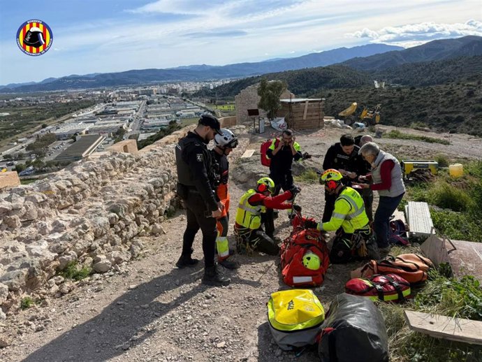 Rescatan a un anciano tras sufrir una fuerte caída en una ruta por el Castillo de Gandia