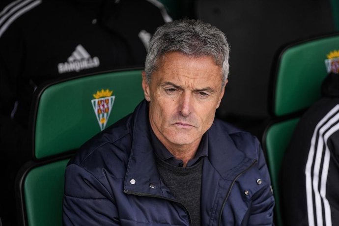 Archivo - Fran Escriba, head coach of Granada CF, looks on during the Spanish league, LaLiga Hypermotion, football match played between Cordoba CF and Granada CF at Nuevo Arcangel stadium on March 2, 2025, in Cordoba, Spain.