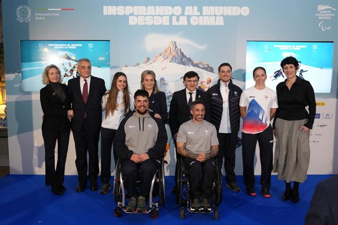 Foto de familia tras la presentación del equipo para los Juegos Paralímpicos de Invierno de Milán y Cortina d'Ampezzo de 2026