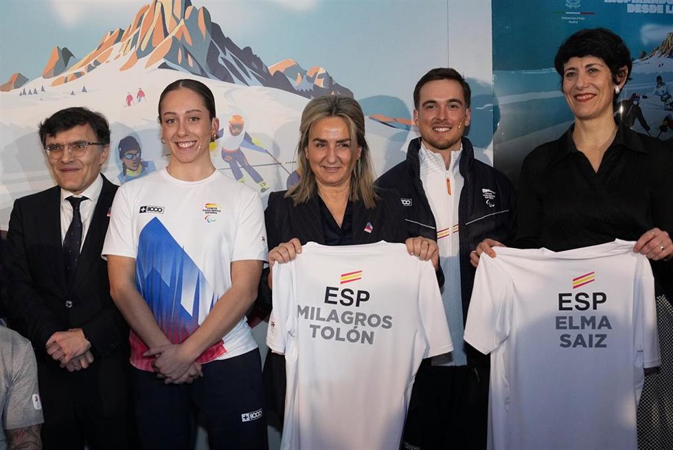 Las ministras Milagros Tolón y Elma Saiz, durante la presentación del equipo paralímpico español.