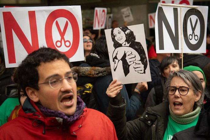 Archivo - Concentración frente a la Asamblea de Madrid, a 4 de diciembre de 2025, en Madrid (España). Estudiantes, docentes y trabajadores de las seis universidades públicas de la Comunidad de Madrid han convocado una concentración hoy, frente a la Asambl