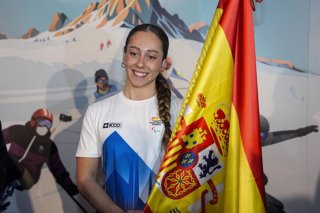 Audrey Pascual posa con la bandera tras ser nombrada abanderada de la Ceremonia de Inauguración de los Juegos Paralímpicos  de Invierno de Milán y Cortina d'Ampezzo de 2026