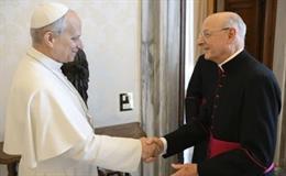 Archivo - El Papa León XIV con el prelado del Opus Dei.