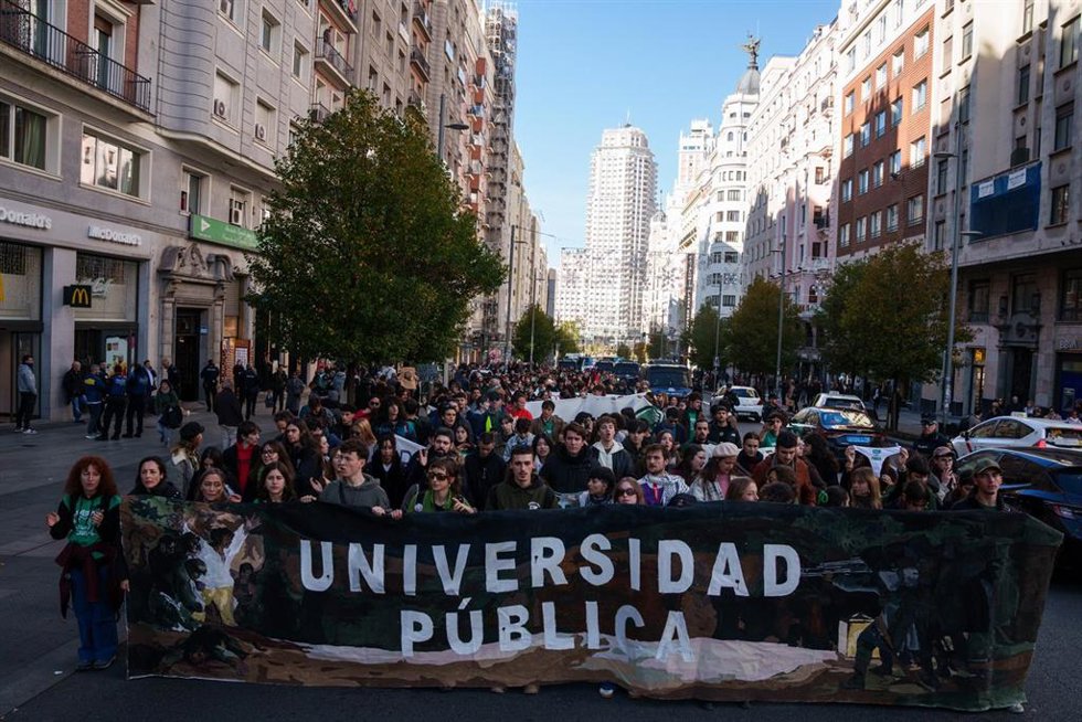 Archivo - Varias personas durante una marcha, a 27 de noviembre de 2025, en Madrid (España). 