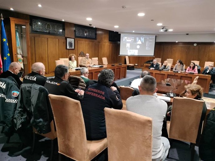 Reunión de urgencia del Centro de Coordinación Operativo (Cecop) de Ponferrada (León) celebrada este lunes ante la falta de agua potable en varias localidades