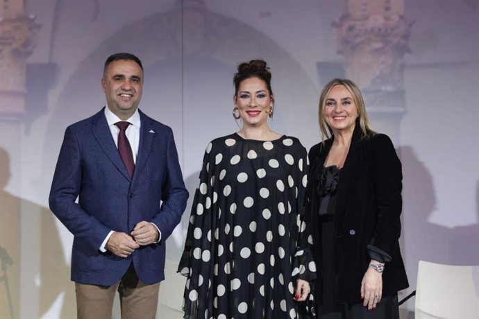 El presidente de la Diputación de Granada, Francis Rodríguez, junto a la alcaldesa de la capital granadina, Marifrán Carazo, presenta la Ruta de los Castillos y Fortalezas.