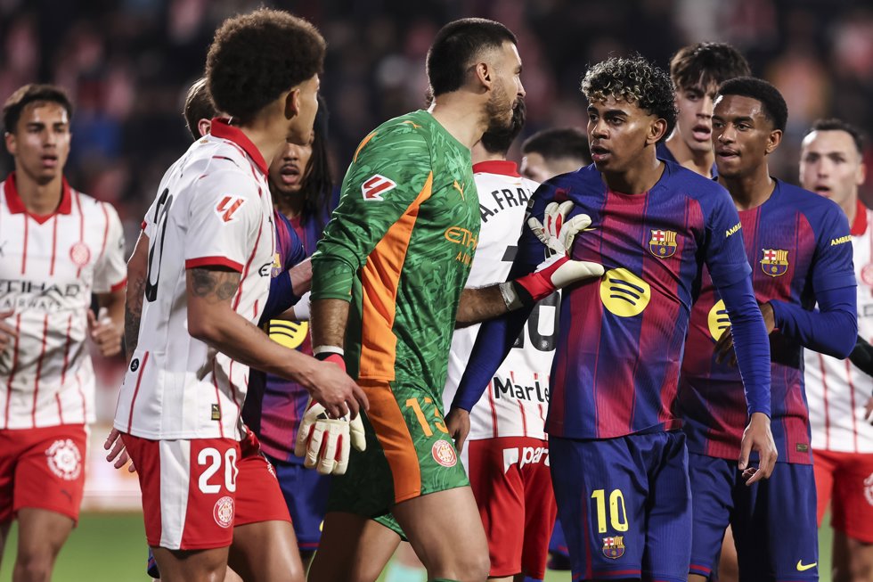 Lamine Yamal protesta una falta de Joel Roca en los minutos finales del Girona FC-FC Barcelona