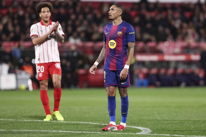 Raphinha, do FC Barcelona, assiste ao jogo da liga espanhola, LaLiga EA Sports, disputado entre o Girona FC e o FC Barcelona no estádio Montilivi, em 16 de fevereiro de 2026, em Girona, Espanha.