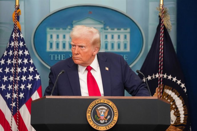 Archivo - January 30, 2025, Washington, District of Columbia, USA: President Donald Trump speaks about the Potomac River plane crash in the White House press briefing room on January 30, 2025.