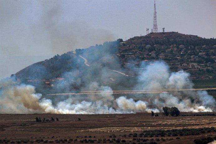 Archivo - Arquivo - 16 de agosto de 2024, Qliyaa, Líbano: Fumaça intensa se eleva devido aos bombardeios israelenses em campos abertos na aldeia de Marjayoun, na fronteira sul do Líbano, em frente ao assentamento israelense de Metulla, no norte. Diplomaci