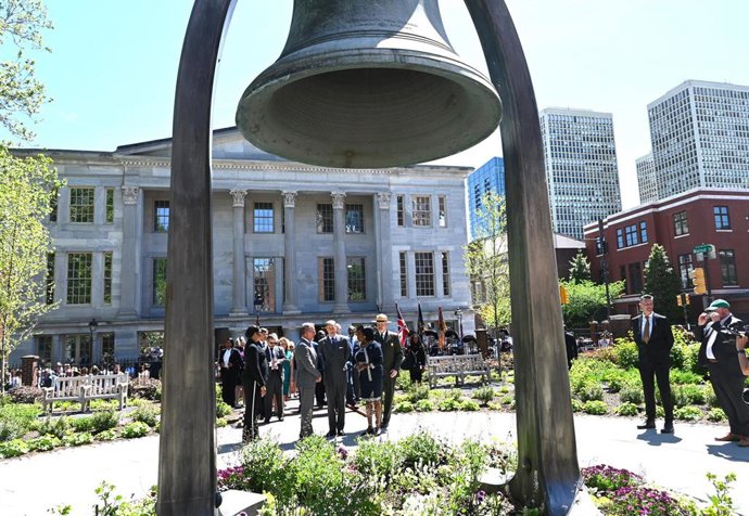 Archivo - El Jardín Benjamin Rush y la Campana del Bicentenario del Parque Nacional de la Independencia, en Philadelphia (EEUU) durante un acto