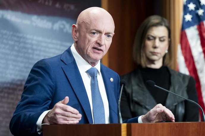 Els senadors demòcrates Mark Kelly (excapità de la Marina) i Elissa Slotkin, exanalista de la CIA