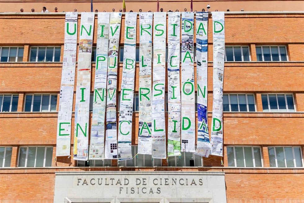 Archivo - (Foto de ARCHIVO) Un mural cuelga de la fachada de la Facultad de Físicas de la Universidad Complutense de Madrid, a 23 de abril de 2025, en Madrid (España). Varios profesores y alumnos han desplegado un mural en la fachada de la facultad de C