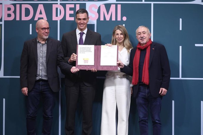 (I-D) El secretario general de CCOO, Unai Sordo; el presidente del Gobierno, Pedro Sánchez; la vicepresidenta segunda y ministra de Trabajo, Yolanda Díaz, y el secretario general de UGT, Pepe Álvarez, tras firmar la subida del SMI de 2026