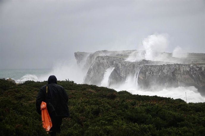 Archivo - Una persona observa los acantilados de Pría, a 16 de enero de 2023, en Llanes, Asturias (España). 
