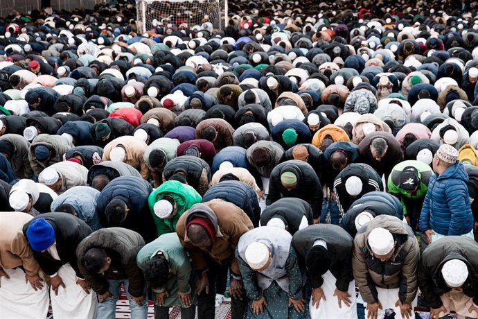 Archivo - Decenas de personas durante un rezo el último día de Ramadán, en Madrid (España). 