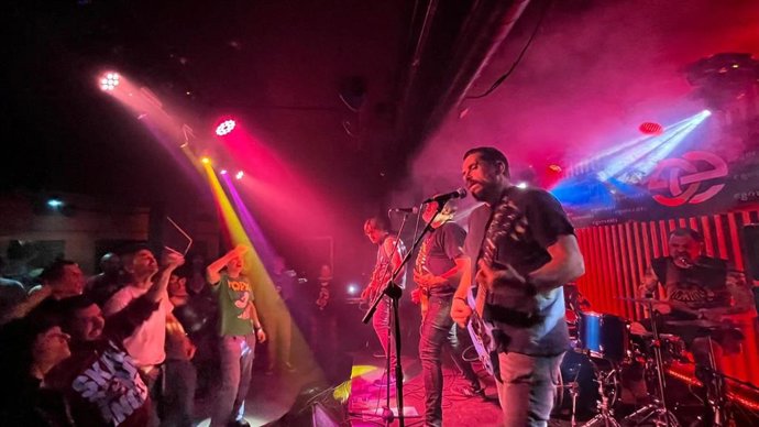 Sugus dándolo todo en un concierto del Alcalá de Henares