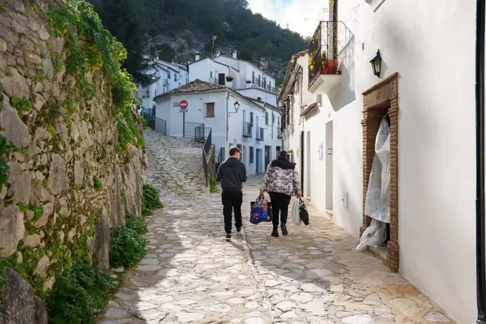 Llegada de los primeros vecinos desalojados a Grazalema (Cádiz)