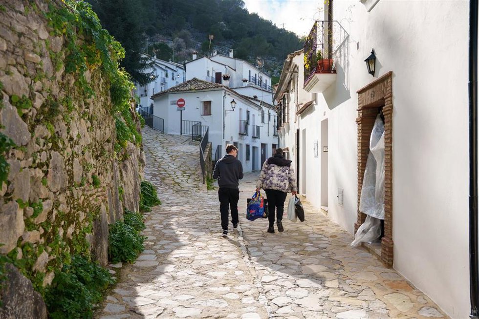 Llegada de los primeros vecinos desalojados a Grazalema (Cádiz)