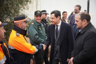 El presidente de la Junta de Andalucía, Juanma Moreno (2d), junto al alcalde de Adamuz (Córdoba), Rafael Moreno (1d), saluda a su llegada a la localidad cordobesa, para presidir el Consejo de Gobierno.
