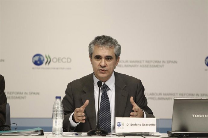 Archivo - El directro de Empleo de la OCDE. Stefano Scarpetta, presenta el estudio sobre la reforma laboral en España