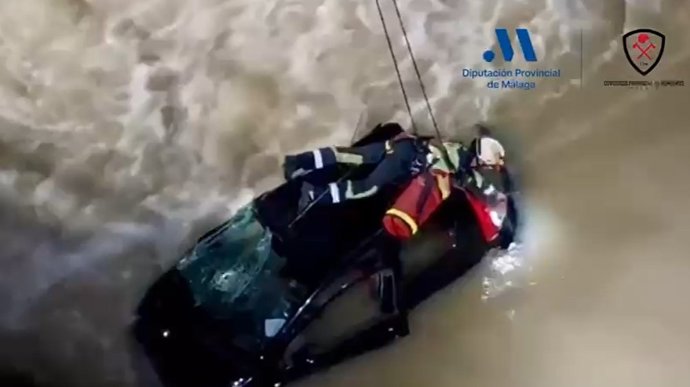 Intervención del CPB tras caer un vehículo al río Guadalhorce en Álora