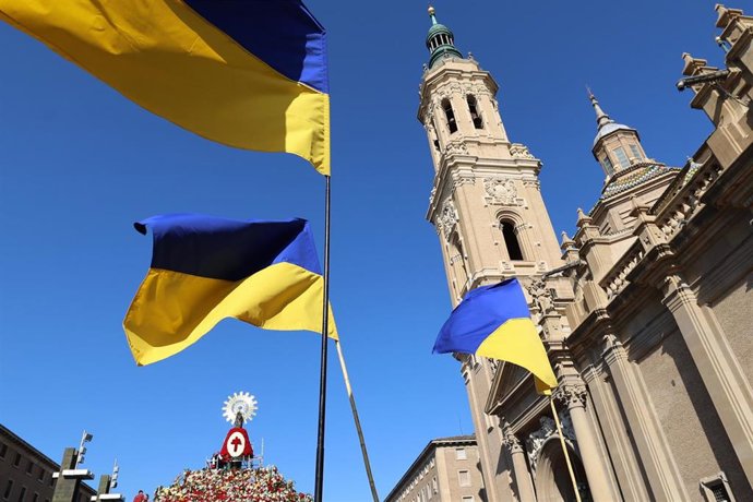 Archivo - Varias banderas de Ucrania durante la ofrenda floral a la Virgen del Pilar el día de su festividad, a 12 de octubre de 2022, en Zaragoza, Aragón (España). Este año la ofrenda celebra su 63ª edición y se suman 11 grupos más de los que se pudieron