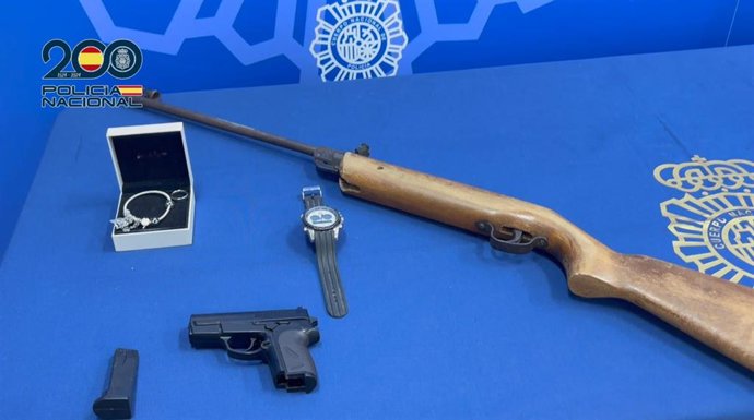 Archivo - La Policía Nacional detiene a dos varones que simulaban trabajar de repartidores para atracar una joyería