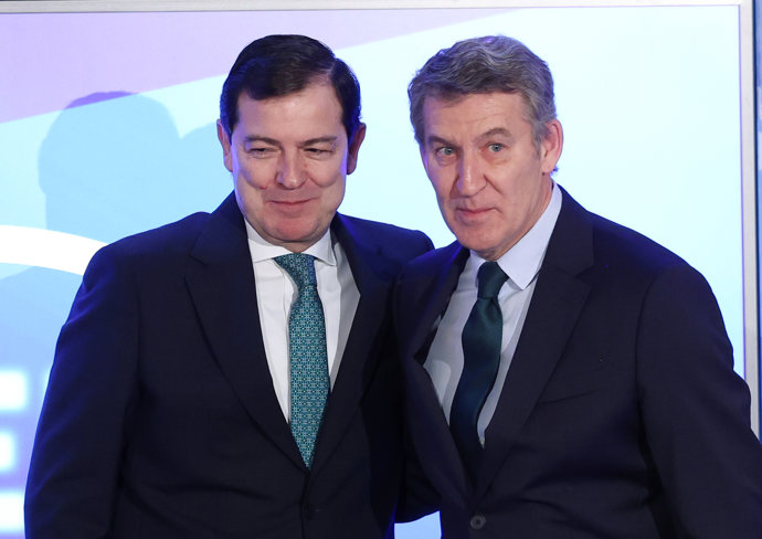 El presidente de la Junta de Castilla y León y candidato del PP para la reelección, Alfonso Fernández Mañueco, y el presidente del PP, Alberto Núñez Feijóo, durante un desayuno informativo de Nueva Economía Fórum, en el Four Seasons Hotel, a 17 de 