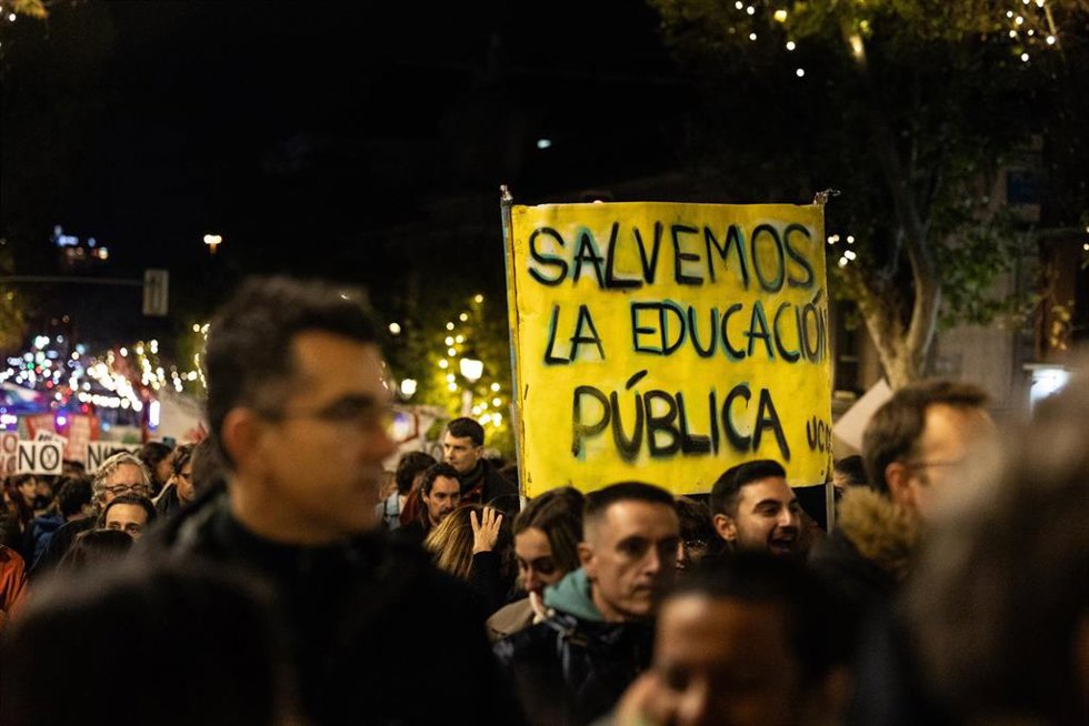 Archivo - Decenas de personas durante la manifestación universitaria por la educación pública, a 27 de noviembre de 2025, en Madrid (España).