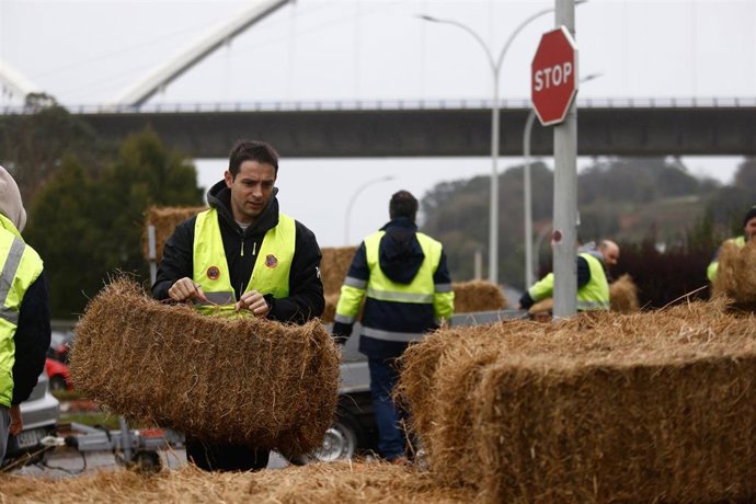 Trabajadores de Ence durante la huelga de la plantilla de Ence en contra del ERE a 96 trabajadores, a 16 de febrero de 2026, en Navia, Asturias (España). Los trabajadores protestan por la decisión de la compañía de activar un Expediente de Regulación de E