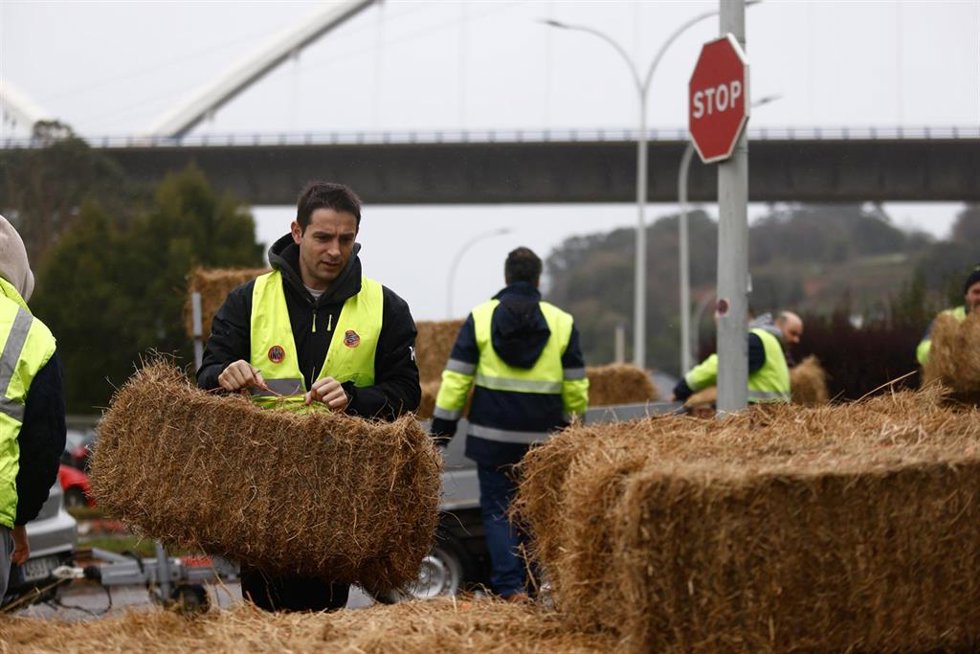Trabajadores de Ence durante la huelga de la plantilla de Ence en contra del ERE a 96 trabajadores, a 16 de febrero de 2026, en Navia, Asturias (España). Los trabajadores protestan por la decisión de la compañía de activar un Expediente de Regulación de