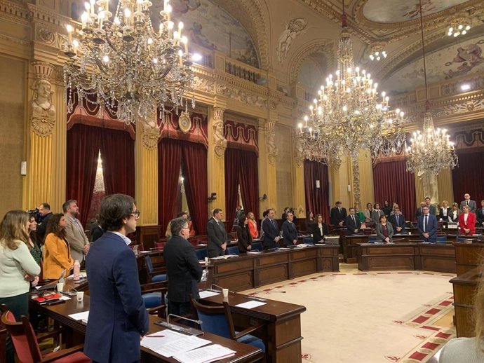 El Parlament guarda un minuto de silencio por el fallecimiento del diputado Carlos Veramendi