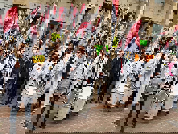 Concentración de médicos en la Consejería de Salud durante la huelga (15-02-26)