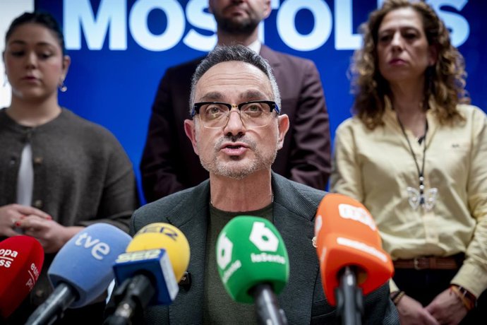 O prefeito de Móstoles, Manuel Bautista, oferece uma coletiva de imprensa para negar o suposto caso de assédio moral e sexual contra uma ex-vereadora e denunciar “chantagens que remontam a 2023”, na sala de reuniões da Prefeitura de Móstoles, em 6 de feve