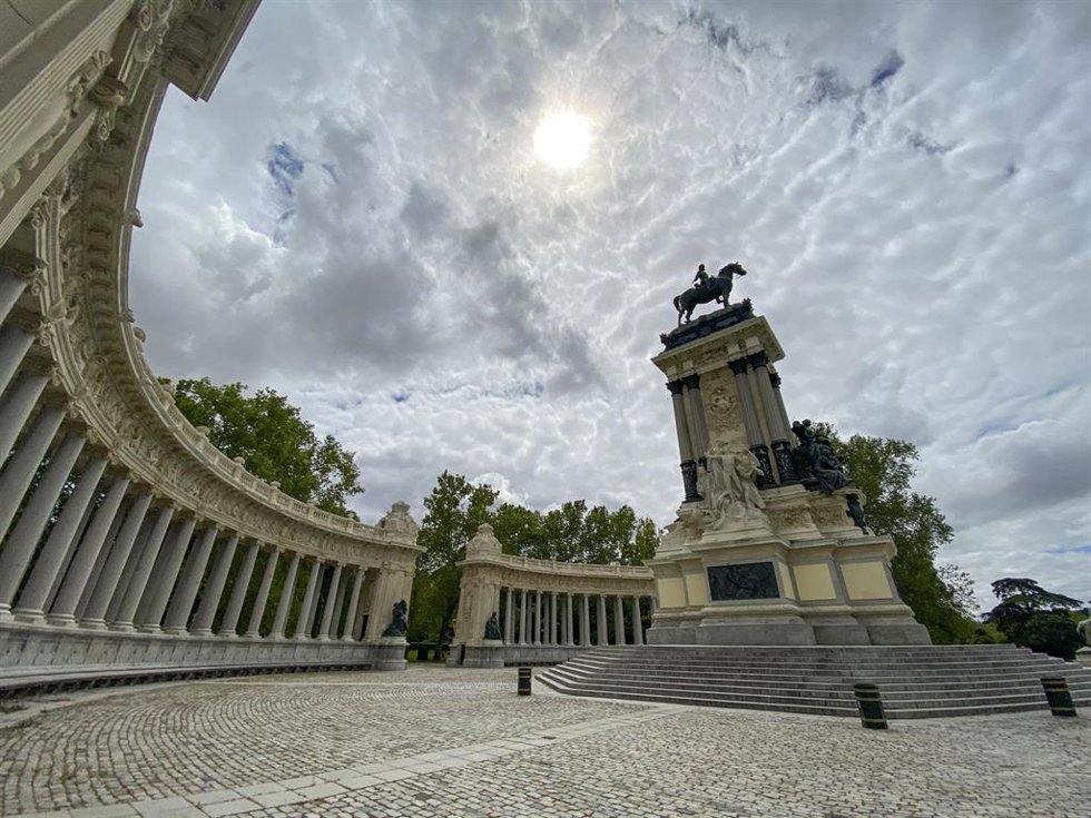 Archivo - Zonas de los Jardines de El Buen Retiro que continúan cerrados desde el pasado 14 de marzo como prevención contra el coronavirus.