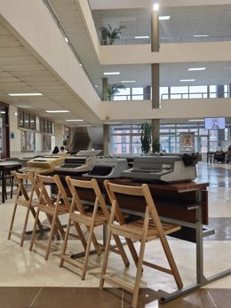 La Facultad de Filosofía y Letras de la Universidad de León (ULE) acoge la exposición 'Técnicamente, máquinas'.