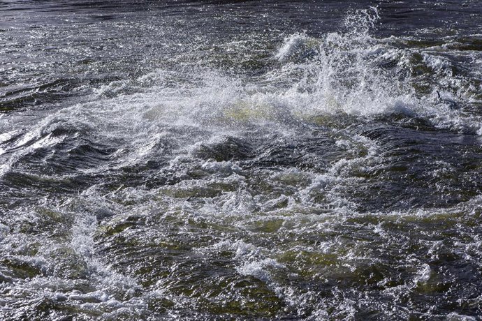 O rio Alberche ao passar por Aldea del Fresno, em 12 de fevereiro de 2026, em Aldea del Fresno, Madri (Espanha). A Confederação Hidrográfica do Tejo (CHT) ativou nesta quinta-feira os alertas de nível vermelho por risco de transbordamento em cinco trechos